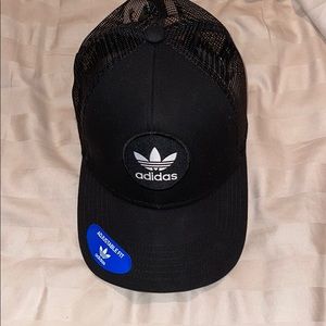 NWT !! Never worn Adidas black snap back !